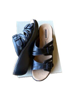 Clarks strappy black leather upper wedge sandal Size 8.5 NEW Excellent Condition